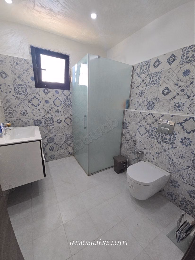 Bel appartement en location à Gammarth Supérieur. 2 belles chambres. Chauffage central et porte blindée
