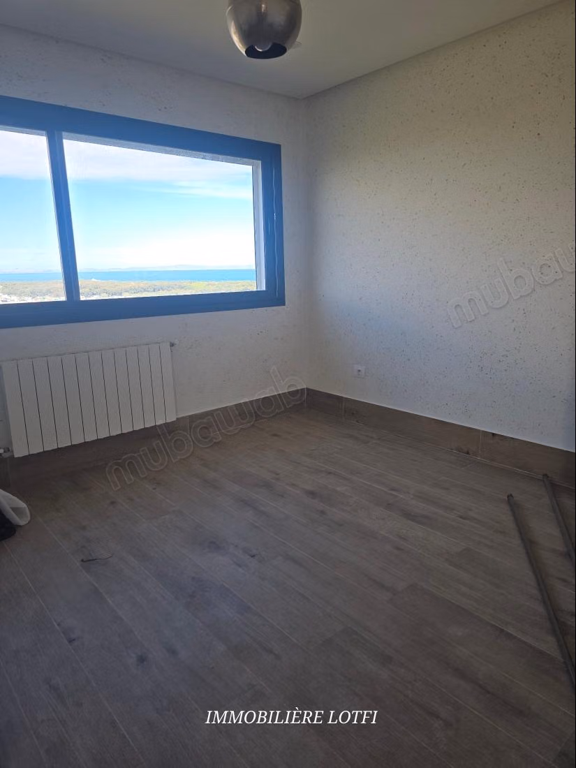 Bel appartement en location à Gammarth Supérieur. 2 belles chambres. Chauffage central et porte blindée
