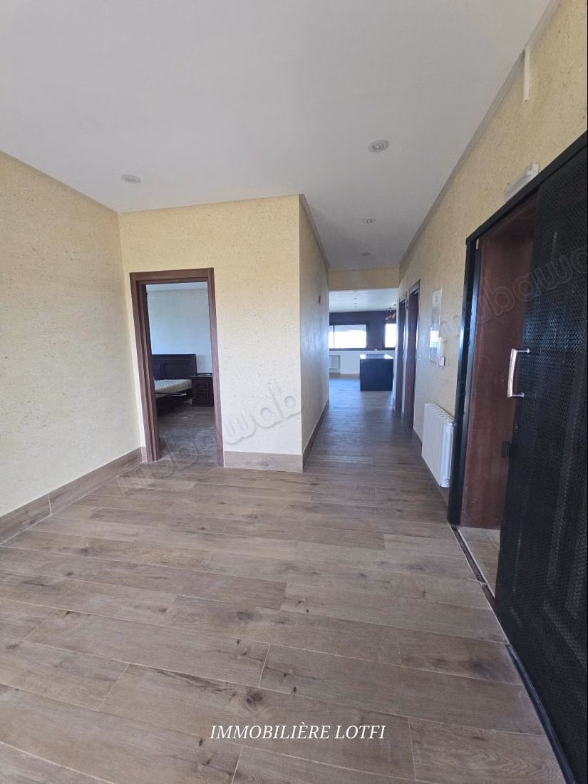 Bel appartement en location à Gammarth Supérieur. 2 belles chambres. Chauffage central et porte blindée
