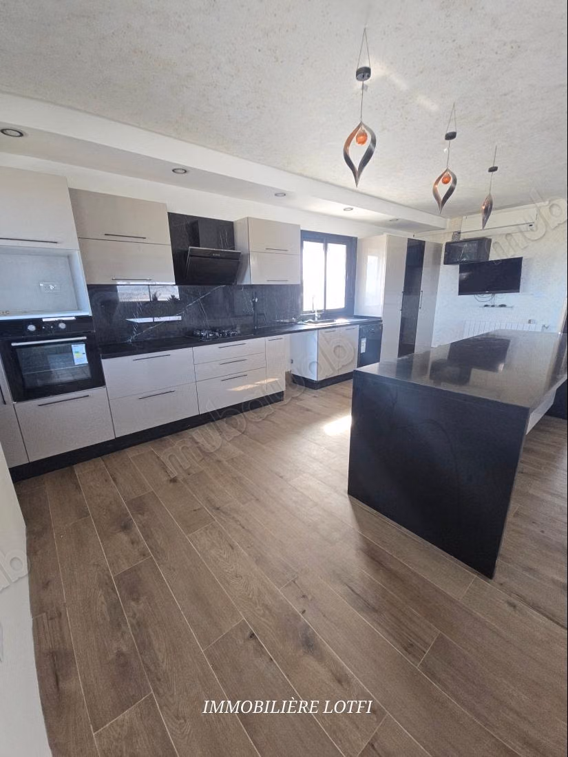 Bel appartement en location à Gammarth Supérieur. 2 belles chambres. Chauffage central et porte blindée