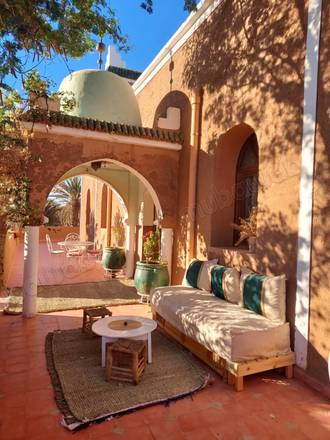 Superbe maison à vendre à M'hamid El Ghizlane. Surface totale 300 m². Bien meublé