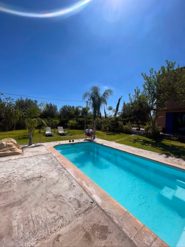 Location villa de haut standing à Route de Fez. 
3 chambres agréables. 
Bien meublé