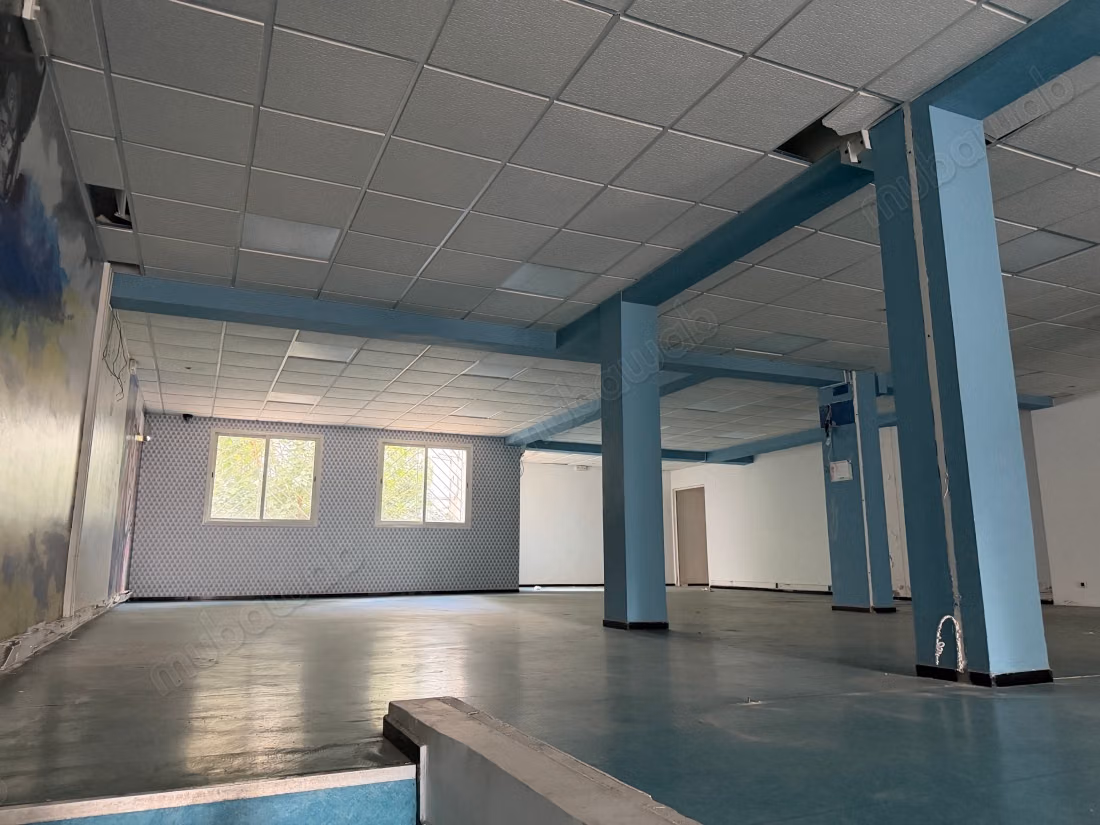 Local commercial en location à Gauthier. Surface totale 750 m². Porte blindée, sécurité