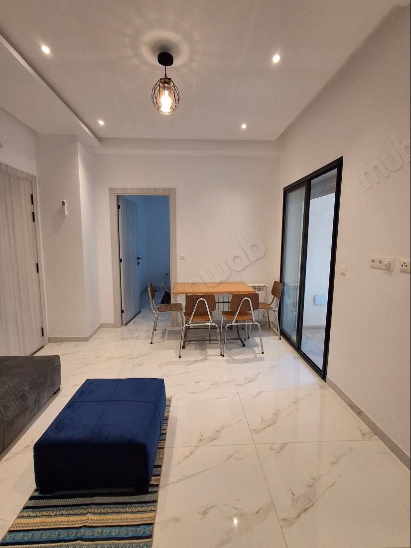 Bel appartement en location à Cité Ennasr 2.
Surface totale 52 m².
Bien meublé