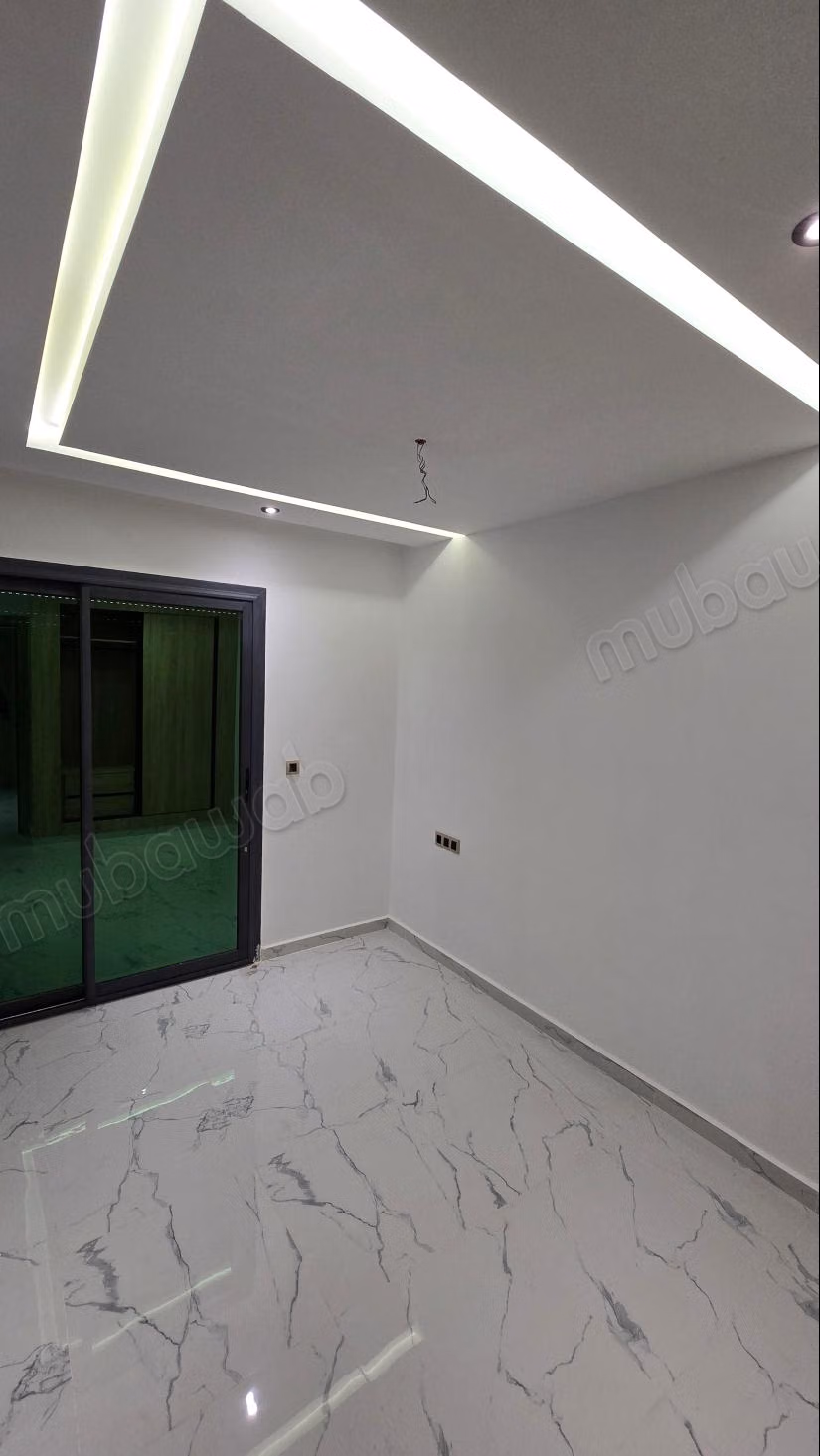 Superbe appartement à vendre à M'Diq. 
2 grandes pièces. 
Salon traditionnel et porte blindée