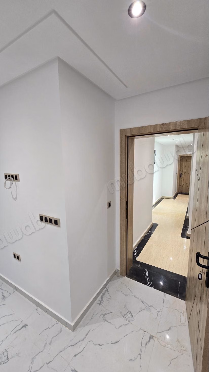 Superbe appartement à vendre à M'Diq. 
2 grandes pièces. 
Salon traditionnel et porte blindée