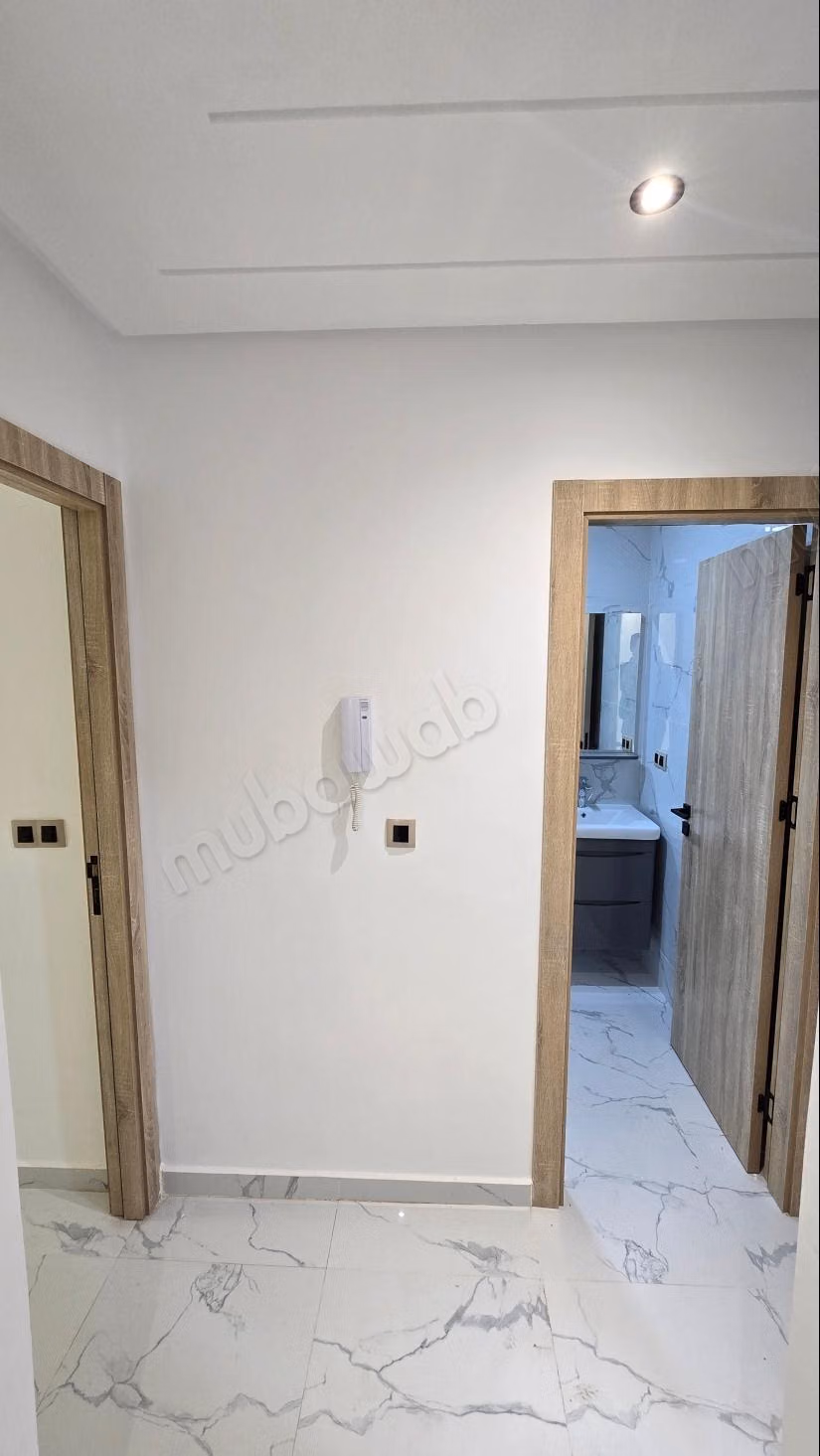Superbe appartement à vendre à M'Diq. 
2 grandes pièces. 
Salon traditionnel et porte blindée