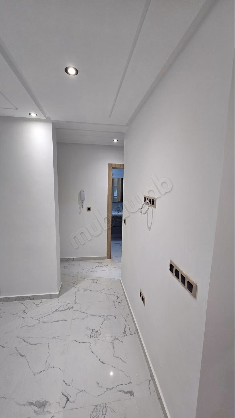 Superbe appartement à vendre à M'Diq. 
2 grandes pièces. 
Salon traditionnel et porte blindée