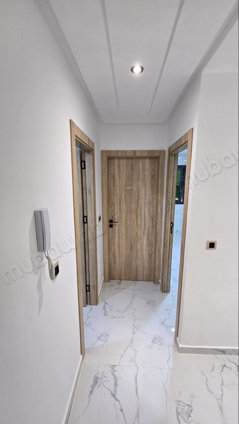 Superbe appartement à vendre à M'Diq. 
2 grandes pièces. 
Salon traditionnel et porte blindée