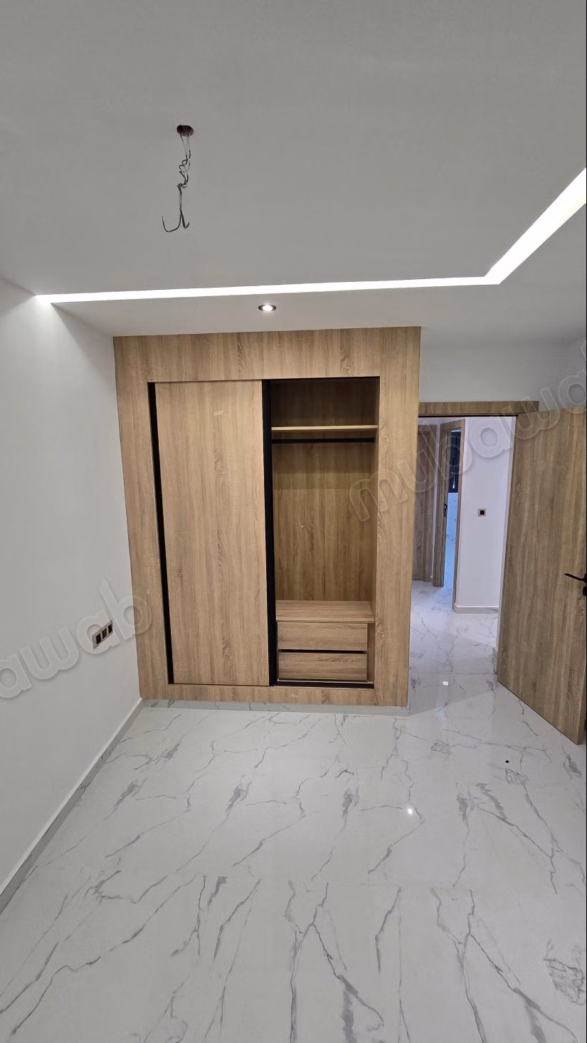 Superbe appartement à vendre à M'Diq. 
2 grandes pièces. 
Salon traditionnel et porte blindée