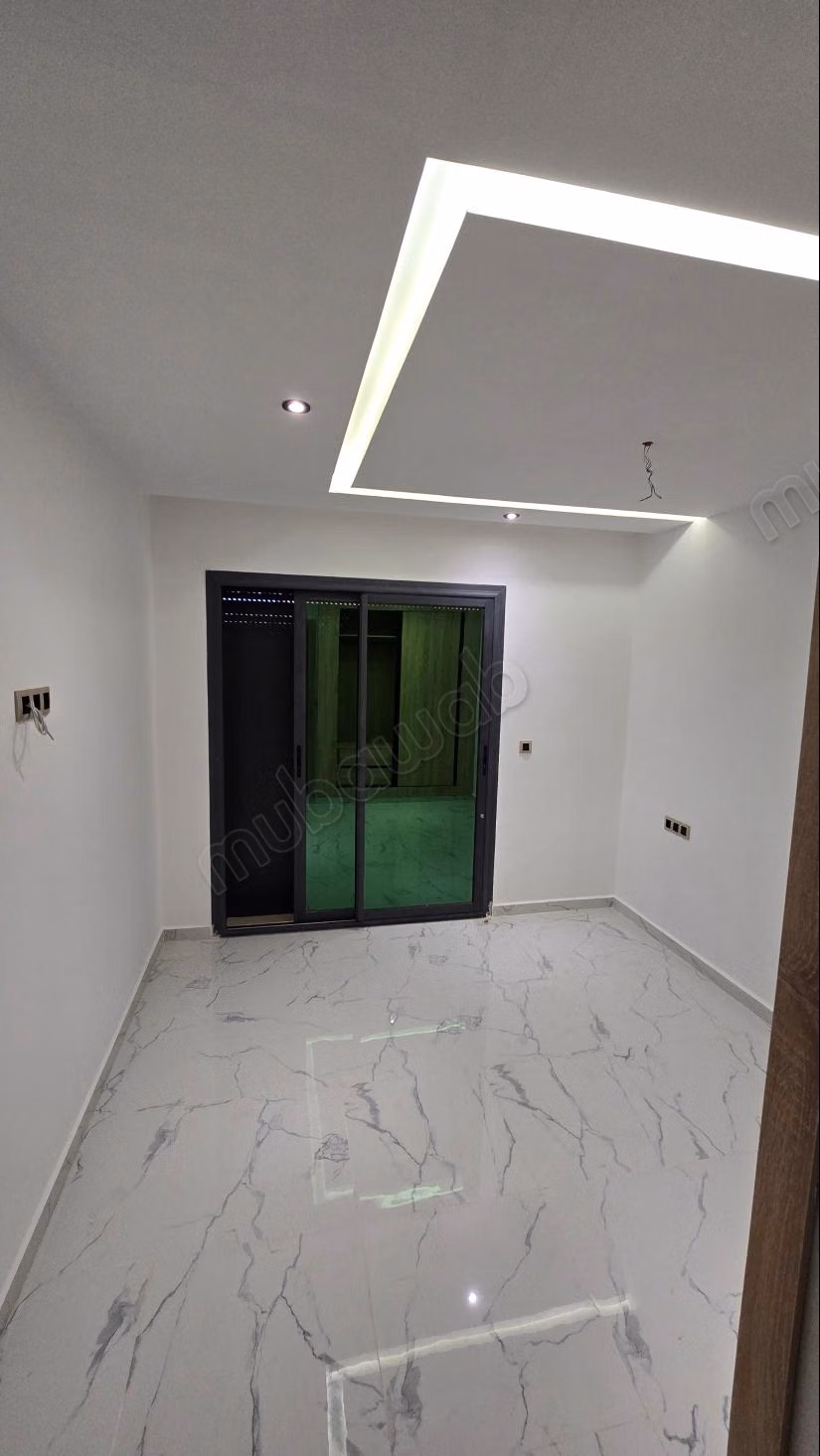 Superbe appartement à vendre à M'Diq. 
2 grandes pièces. 
Salon traditionnel et porte blindée