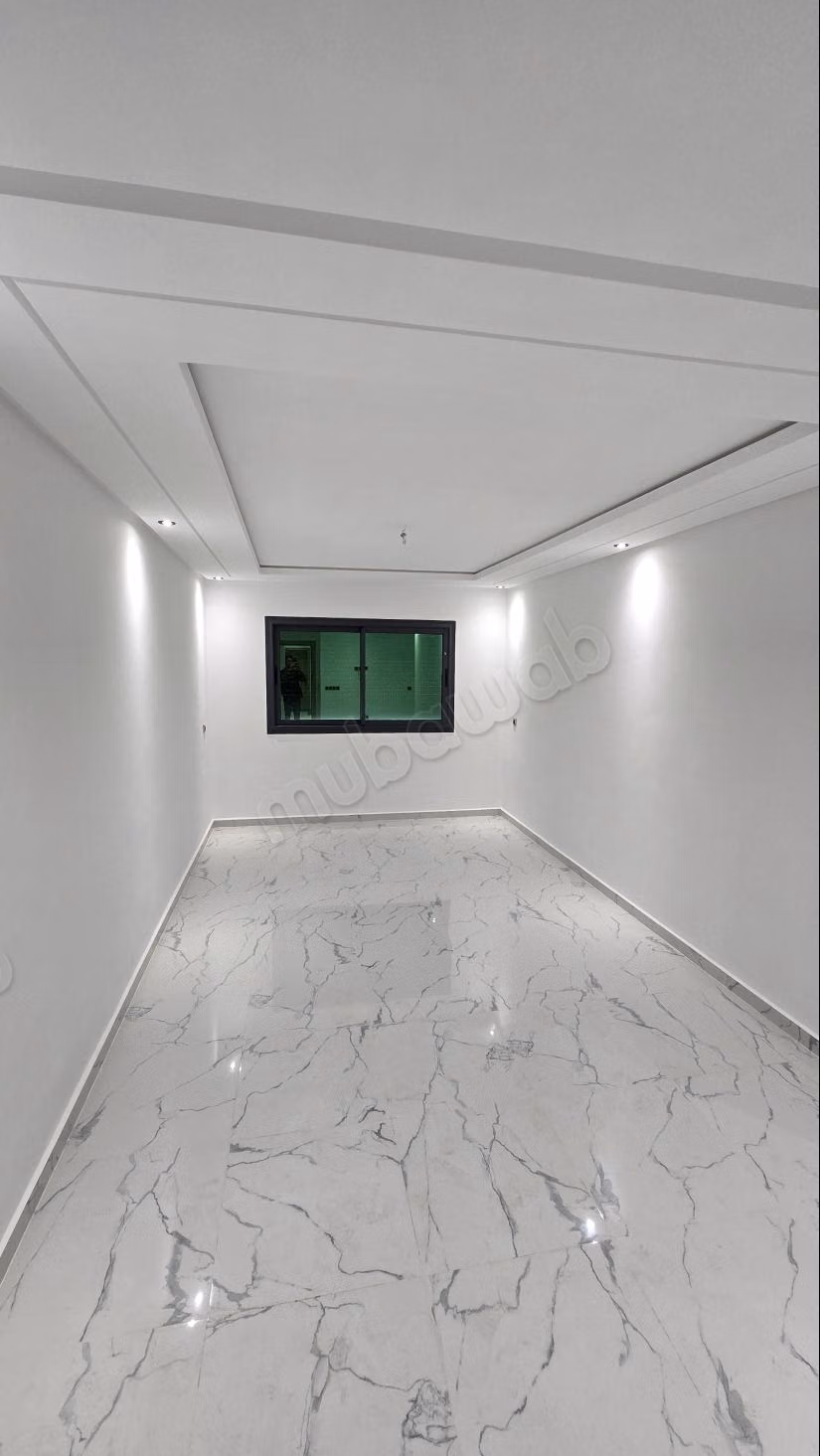 Superbe appartement à vendre à M'Diq. 
2 grandes pièces. 
Salon traditionnel et porte blindée