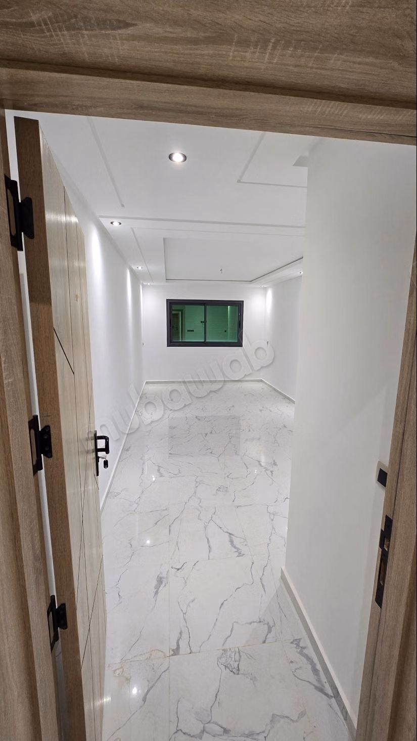 Superbe appartement à vendre à M'Diq. 
2 grandes pièces. 
Salon traditionnel et porte blindée