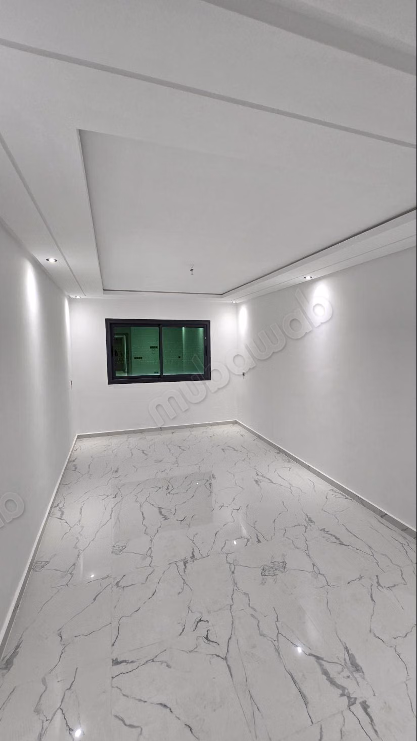 Superbe appartement à vendre à M'Diq. 
2 grandes pièces. 
Salon traditionnel et porte blindée
