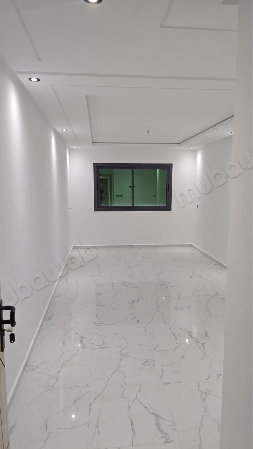 Superbe appartement à vendre à M'Diq. 
2 grandes pièces. 
Salon traditionnel et porte blindée