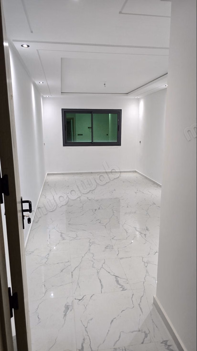 Superbe appartement à vendre à M'Diq. 
2 grandes pièces. 
Salon traditionnel et porte blindée
