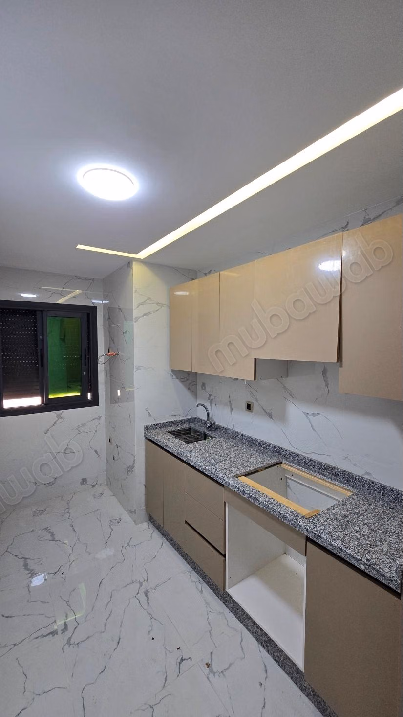 Superbe appartement à vendre à M'Diq. 
2 grandes pièces. 
Salon traditionnel et porte blindée