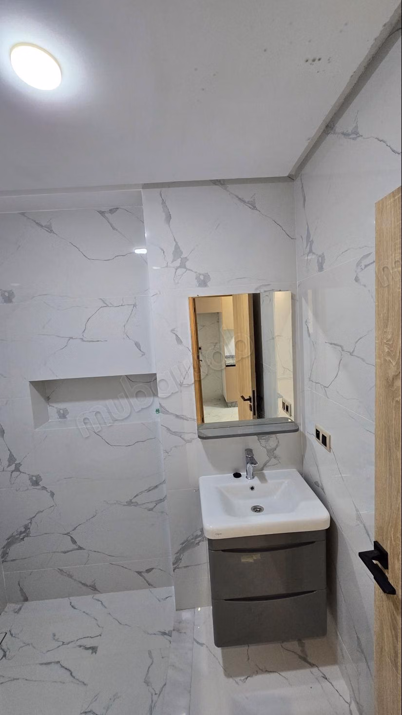 Superbe appartement à vendre à M'Diq. 
2 grandes pièces. 
Salon traditionnel et porte blindée
