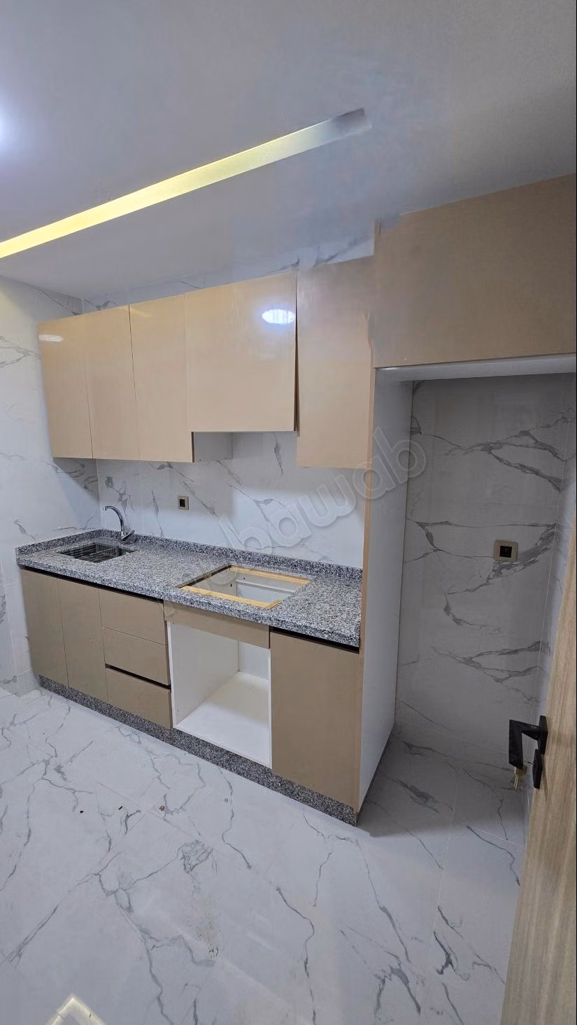 Superbe appartement à vendre à M'Diq. 
2 grandes pièces. 
Salon traditionnel et porte blindée