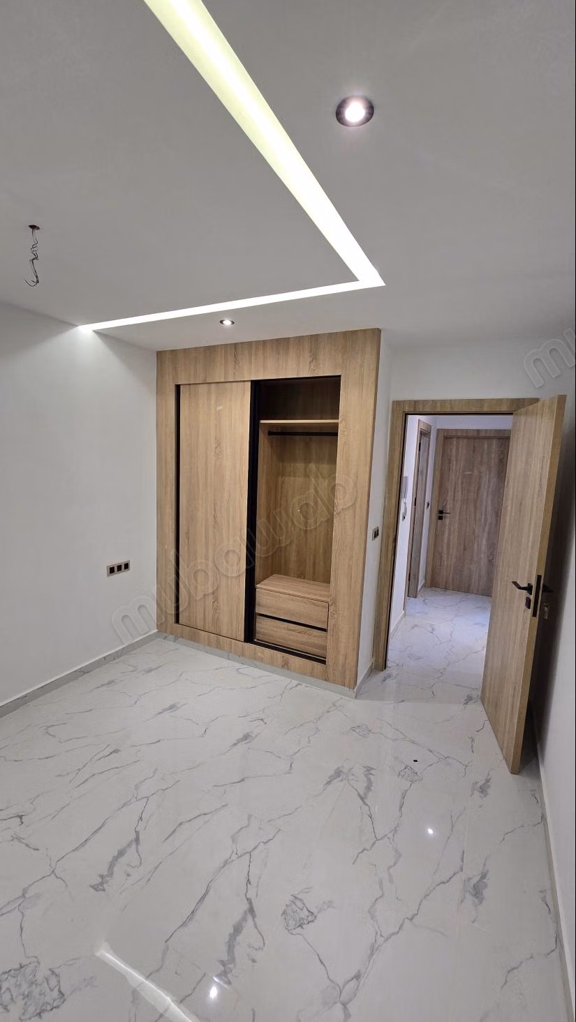Superbe appartement à vendre à M'Diq. 
2 grandes pièces. 
Salon traditionnel et porte blindée