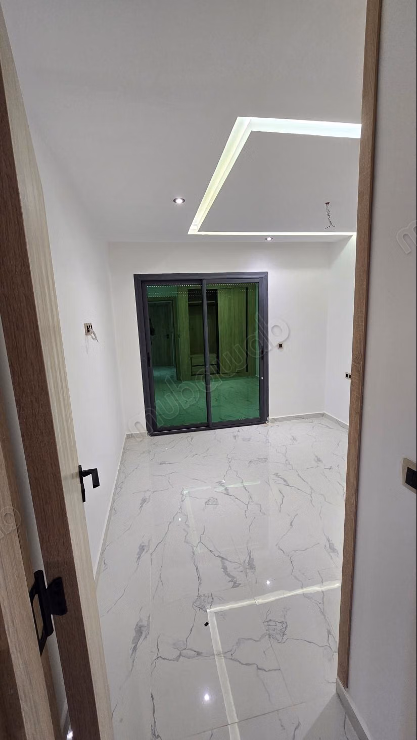 Superbe appartement à vendre à M'Diq. 
2 grandes pièces. 
Salon traditionnel et porte blindée