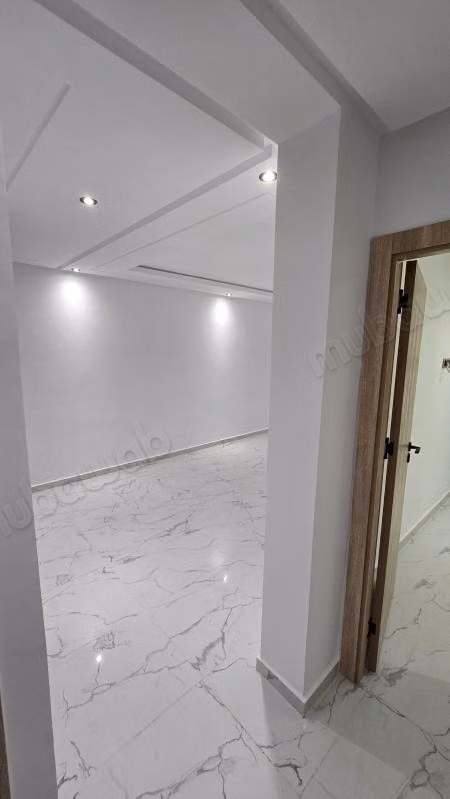 Superbe appartement à vendre à M'Diq. 
2 grandes pièces. 
Salon traditionnel et porte blindée