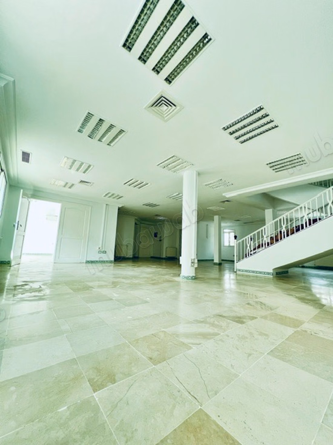 Building of approx. 1100 m2 for office use R3