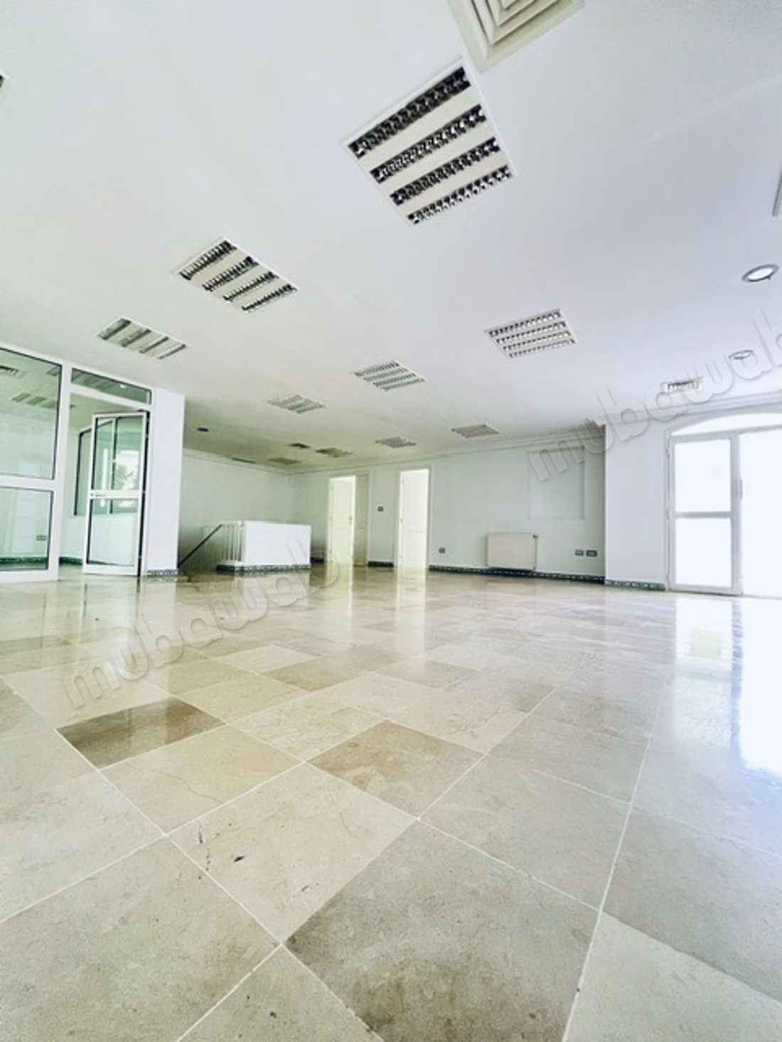 Building of approx. 1100 m2 for office use R3