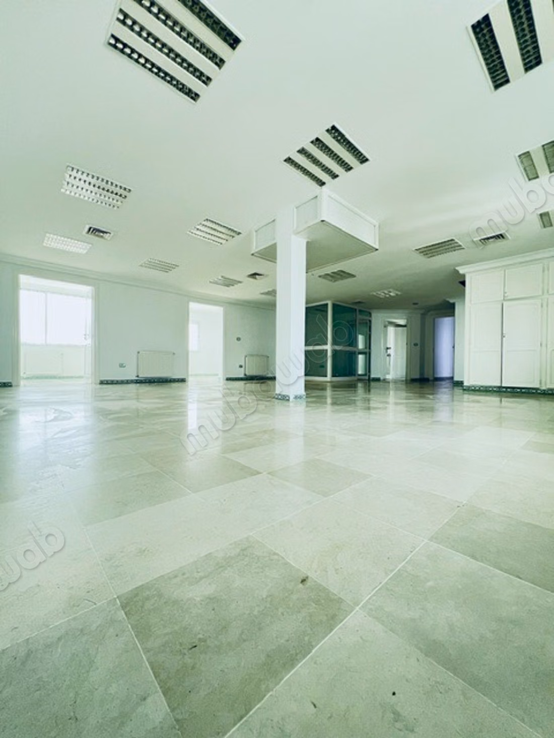 Building of approx. 1100 m2 for office use R3