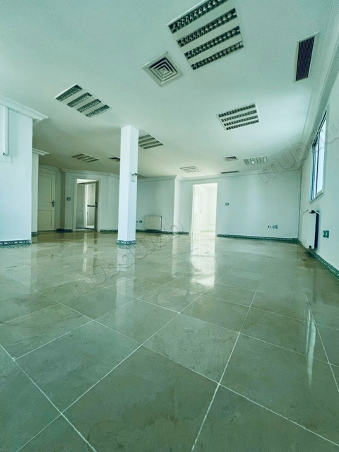 Building of approx. 1100 m2 for office use R3