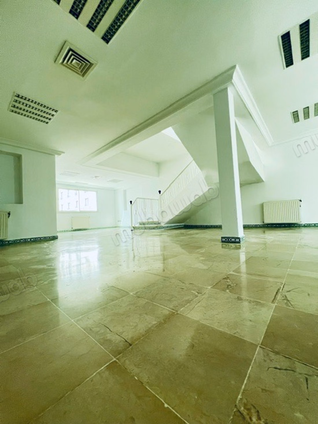 Building of approx. 1100 m2 for office use R3