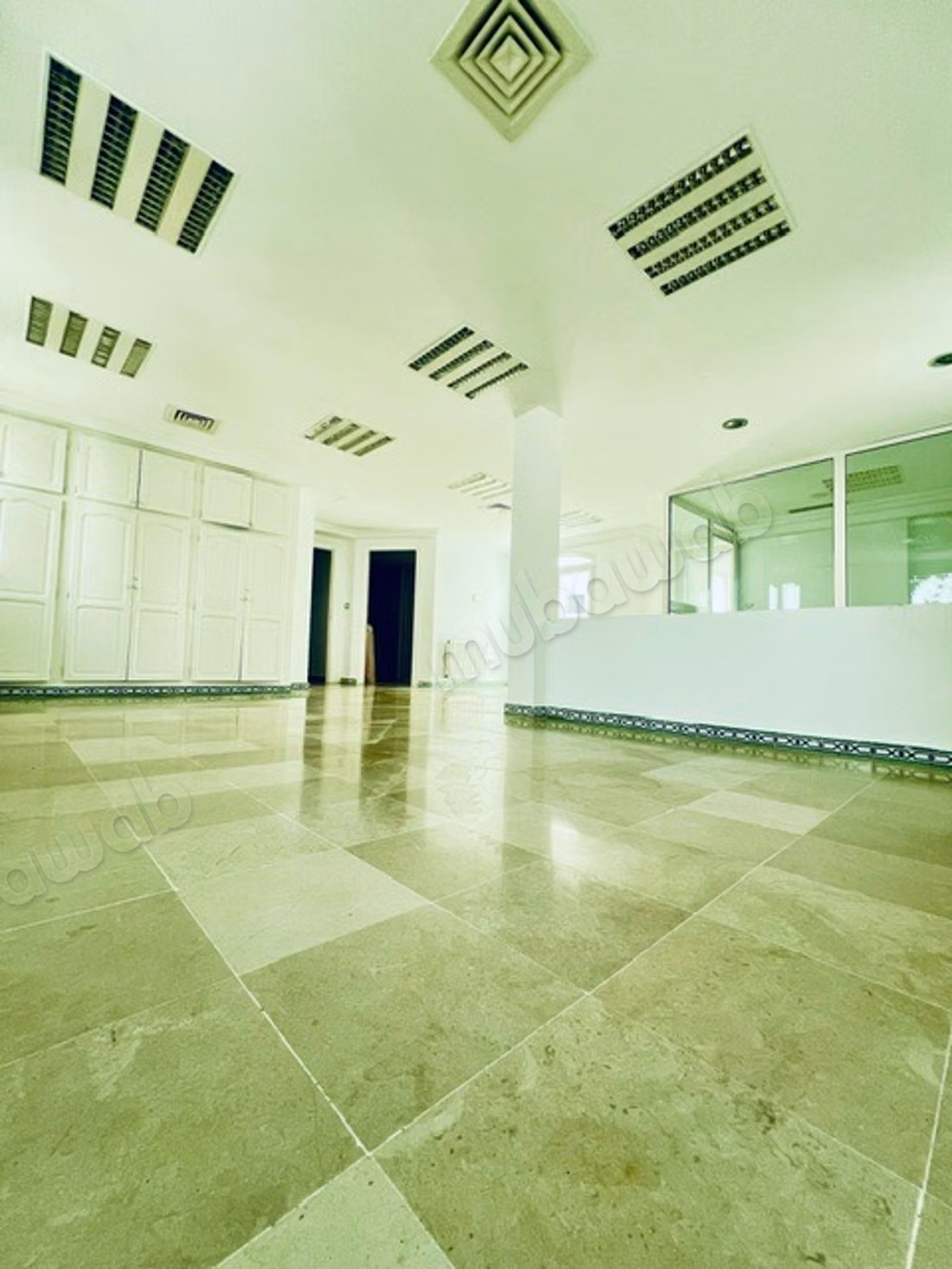 Building of approx. 1100 m2 for office use R3