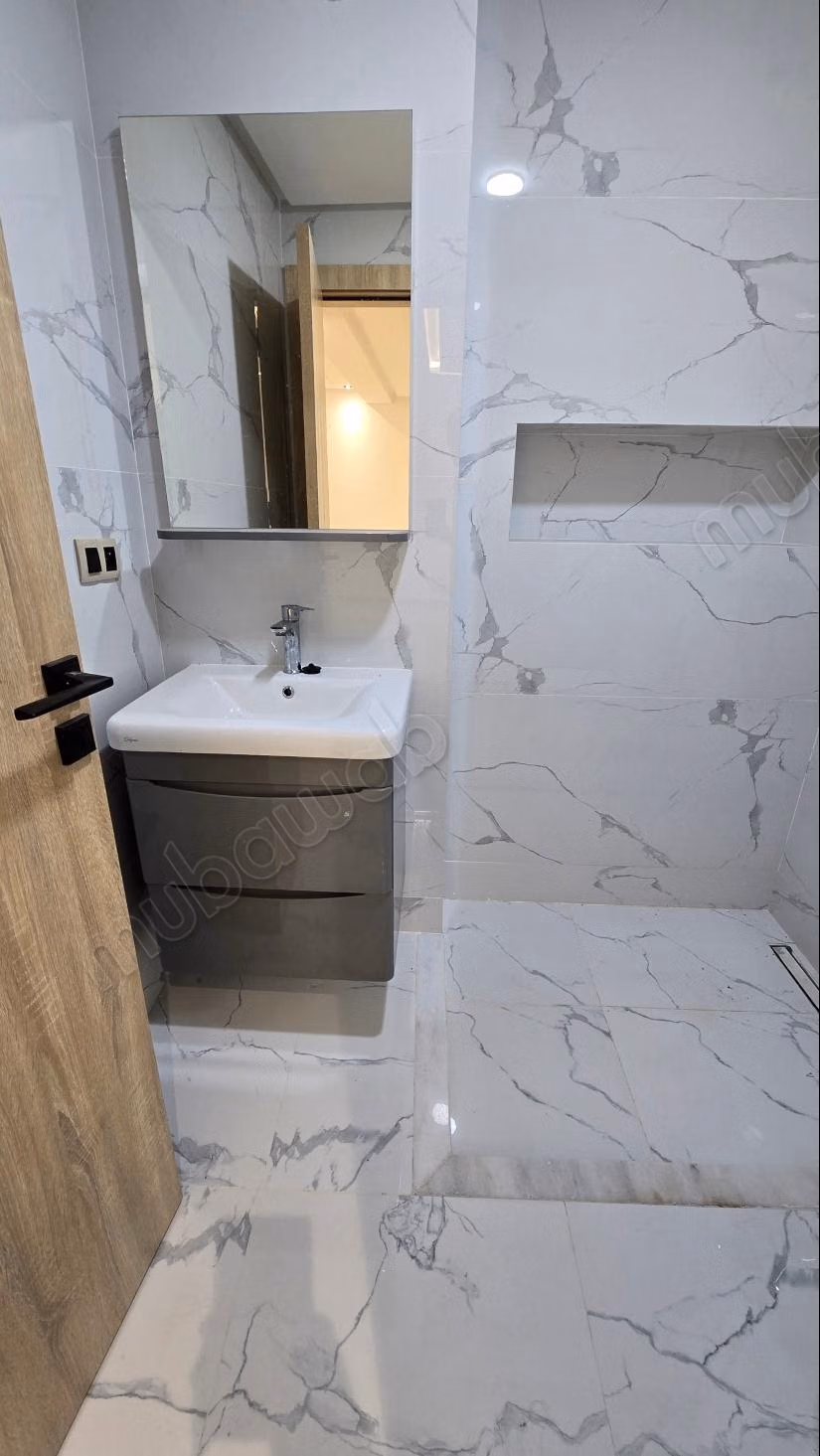 Vente d'un bel appartement à M'Diq. 
2 chambres. 
Porte blindée, salon marocain