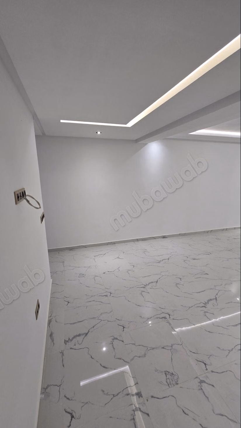 Vente d'un bel appartement à M'Diq. 
2 chambres. 
Porte blindée, salon marocain