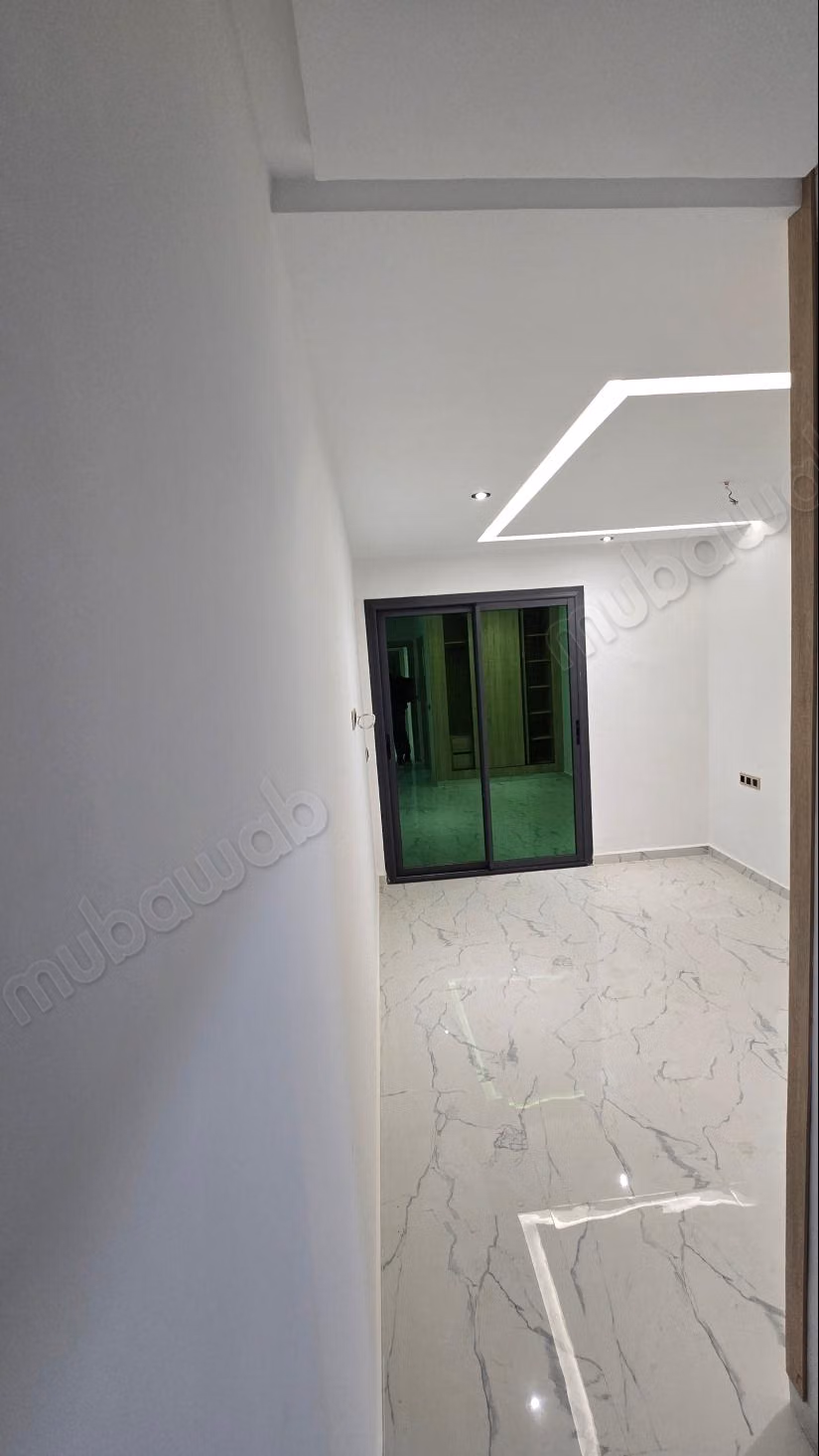 Vente d'un bel appartement à M'Diq. 
2 chambres. 
Porte blindée, salon marocain