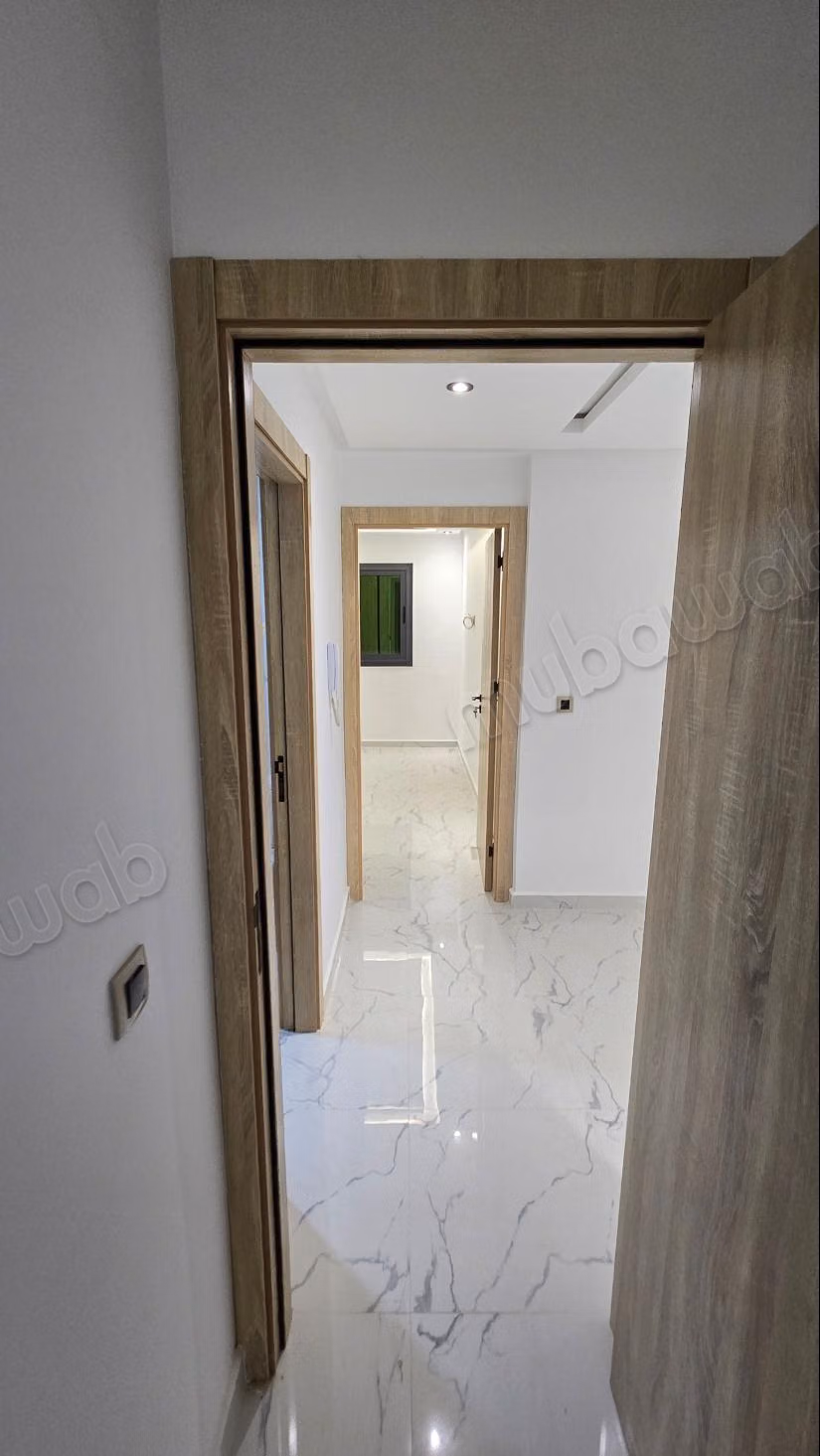 Vente d'un bel appartement à M'Diq. 
2 chambres. 
Porte blindée, salon marocain