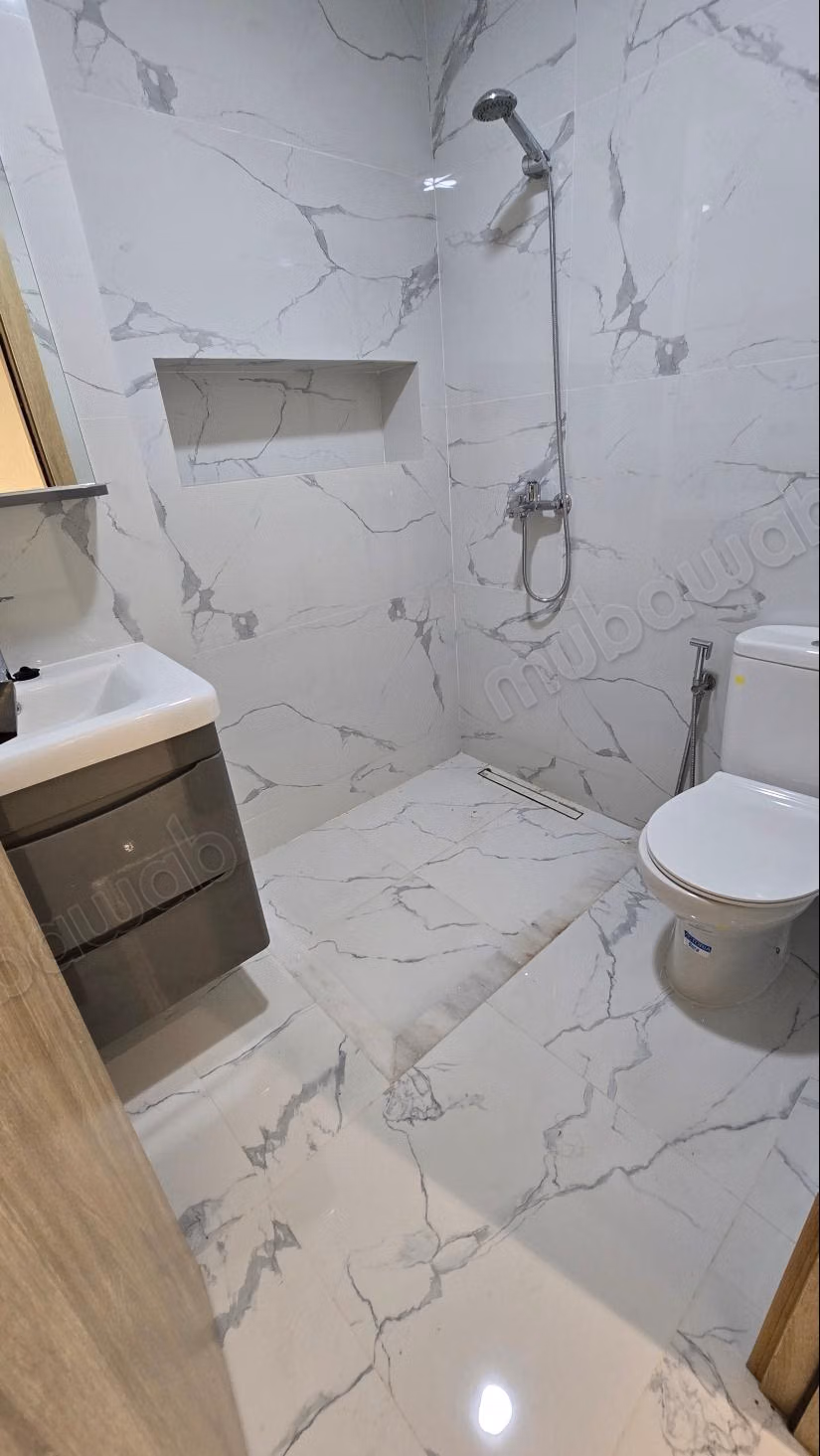 Vente d'un bel appartement à M'Diq. 
2 chambres. 
Porte blindée, salon marocain
