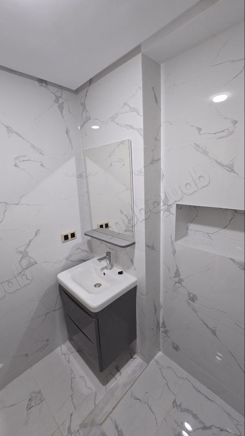 Vente d'un bel appartement à M'Diq. 
2 chambres. 
Porte blindée, salon marocain