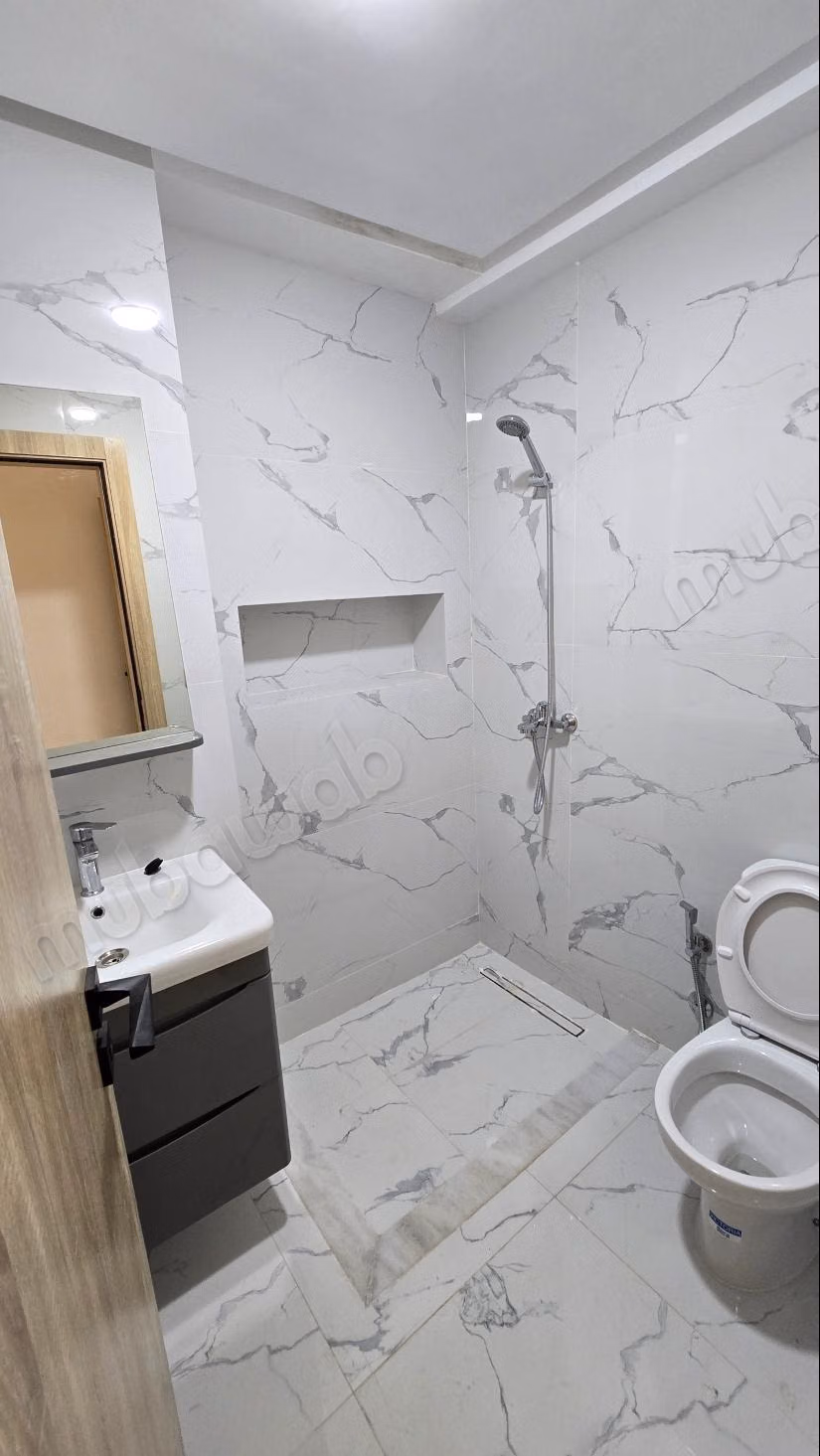 Vente d'un bel appartement à M'Diq. 
2 chambres. 
Porte blindée, salon marocain