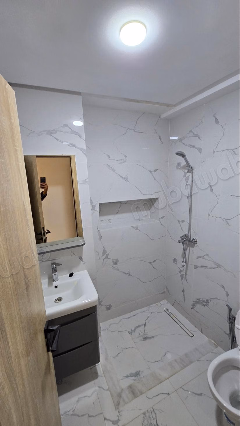 Vente d'un bel appartement à M'Diq. 
2 chambres. 
Porte blindée, salon marocain