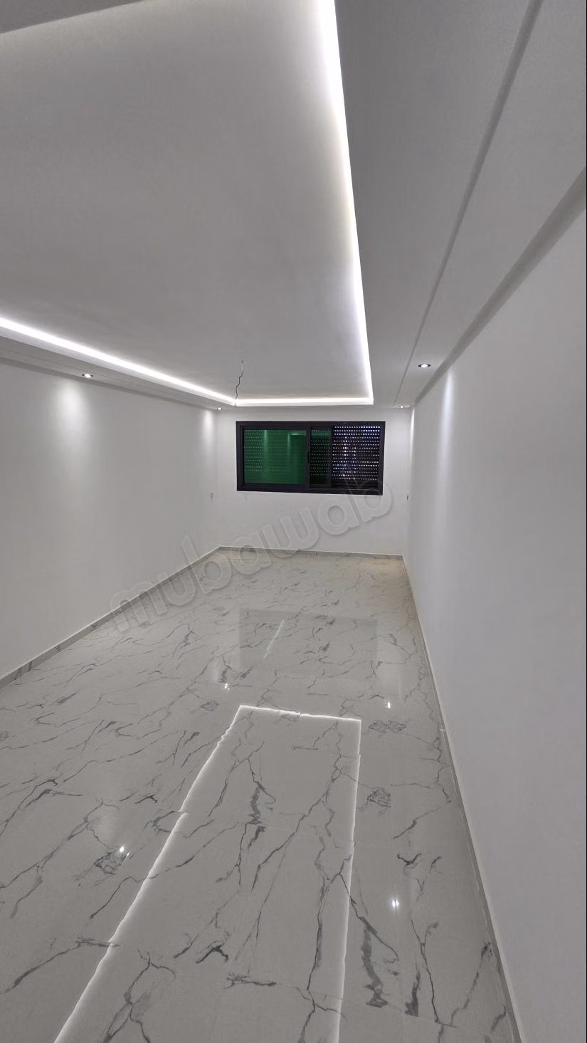 Vente d'un bel appartement à M'Diq. 
2 chambres. 
Porte blindée, salon marocain