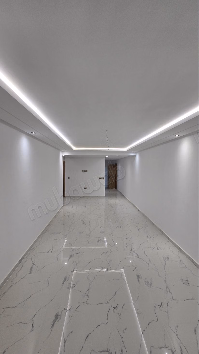Vente d'un bel appartement à M'Diq. 
2 chambres. 
Porte blindée, salon marocain