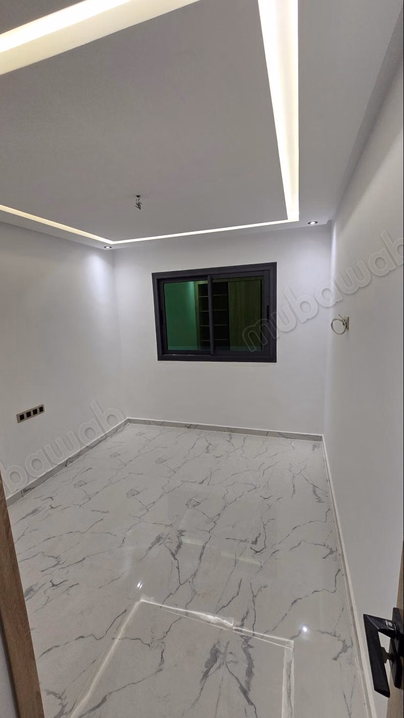 Vente d'un bel appartement à M'Diq. 
2 chambres. 
Porte blindée, salon marocain