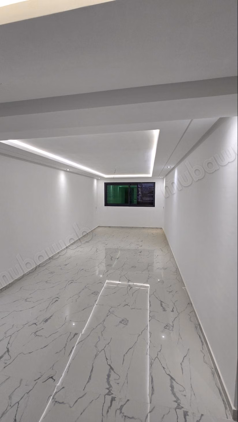 Vente d'un bel appartement à M'Diq. 
2 chambres. 
Porte blindée, salon marocain