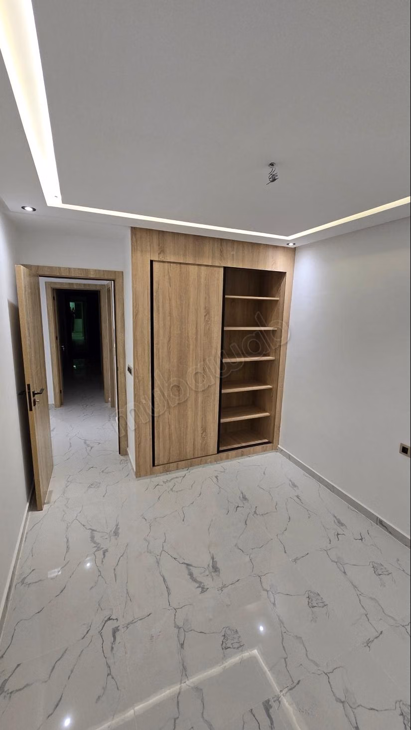Vente d'un bel appartement à M'Diq. 
2 chambres. 
Porte blindée, salon marocain
