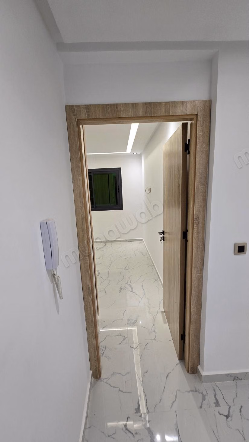 Vente d'un bel appartement à M'Diq. 
2 chambres. 
Porte blindée, salon marocain