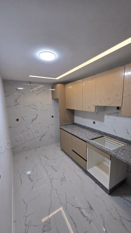 Vente d'un bel appartement à M'Diq. 
2 chambres. 
Porte blindée, salon marocain