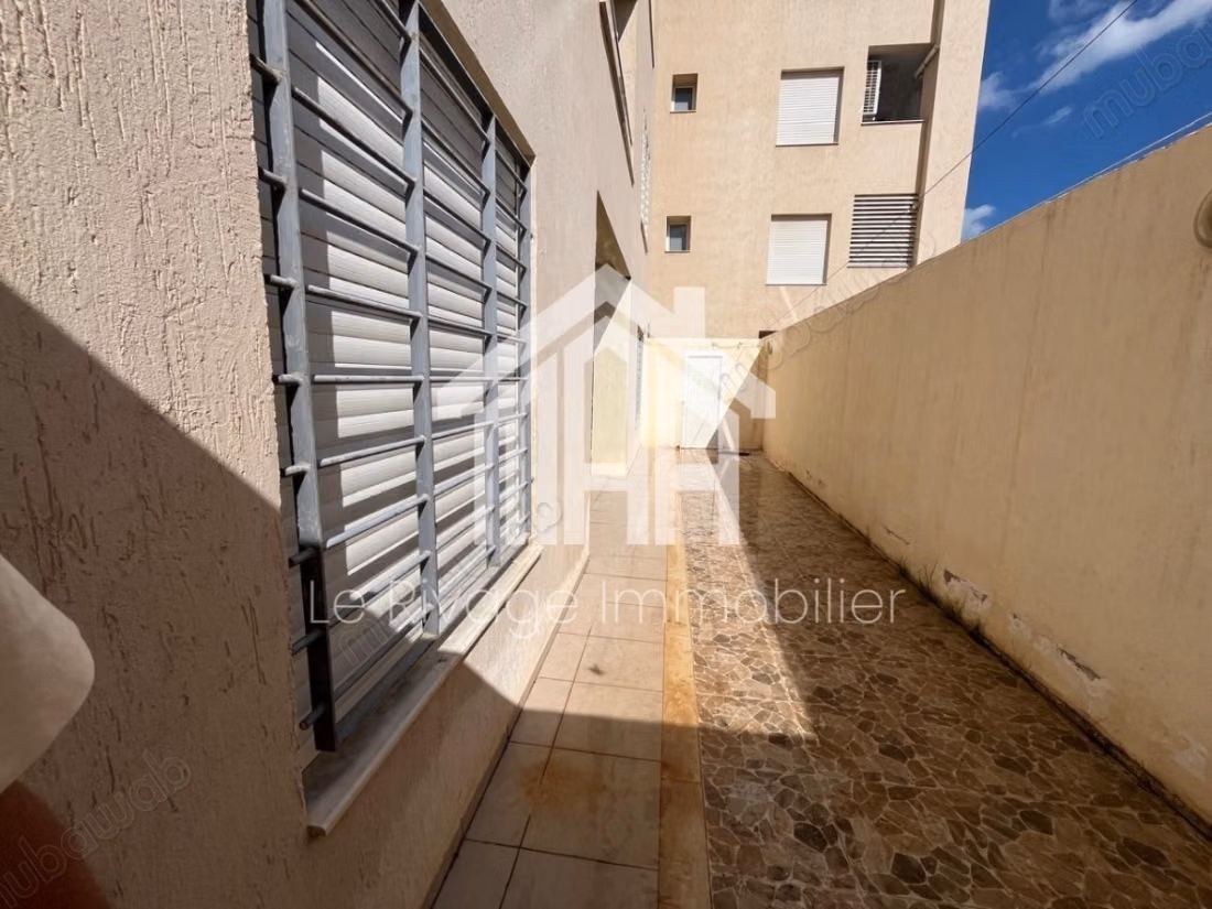 Un appartement S2 meublé avec un grand terrasse