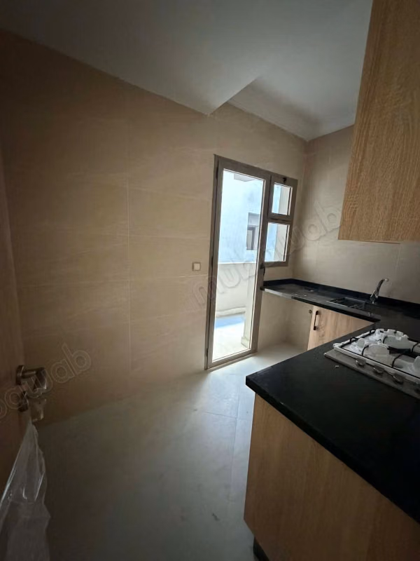 Apartamento vacío de dos habitaciones en alquiler