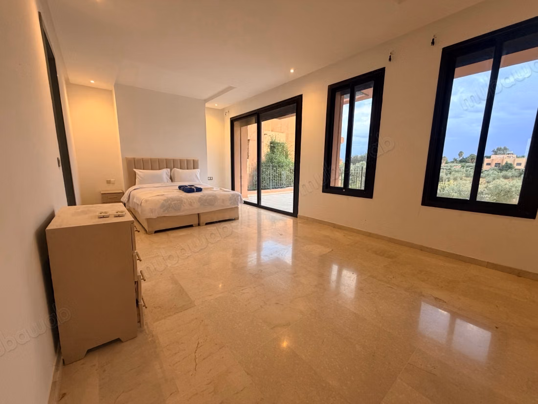 Villa meublée avec piscine et jacuzzi 4 chambres et 3 salles de bains
